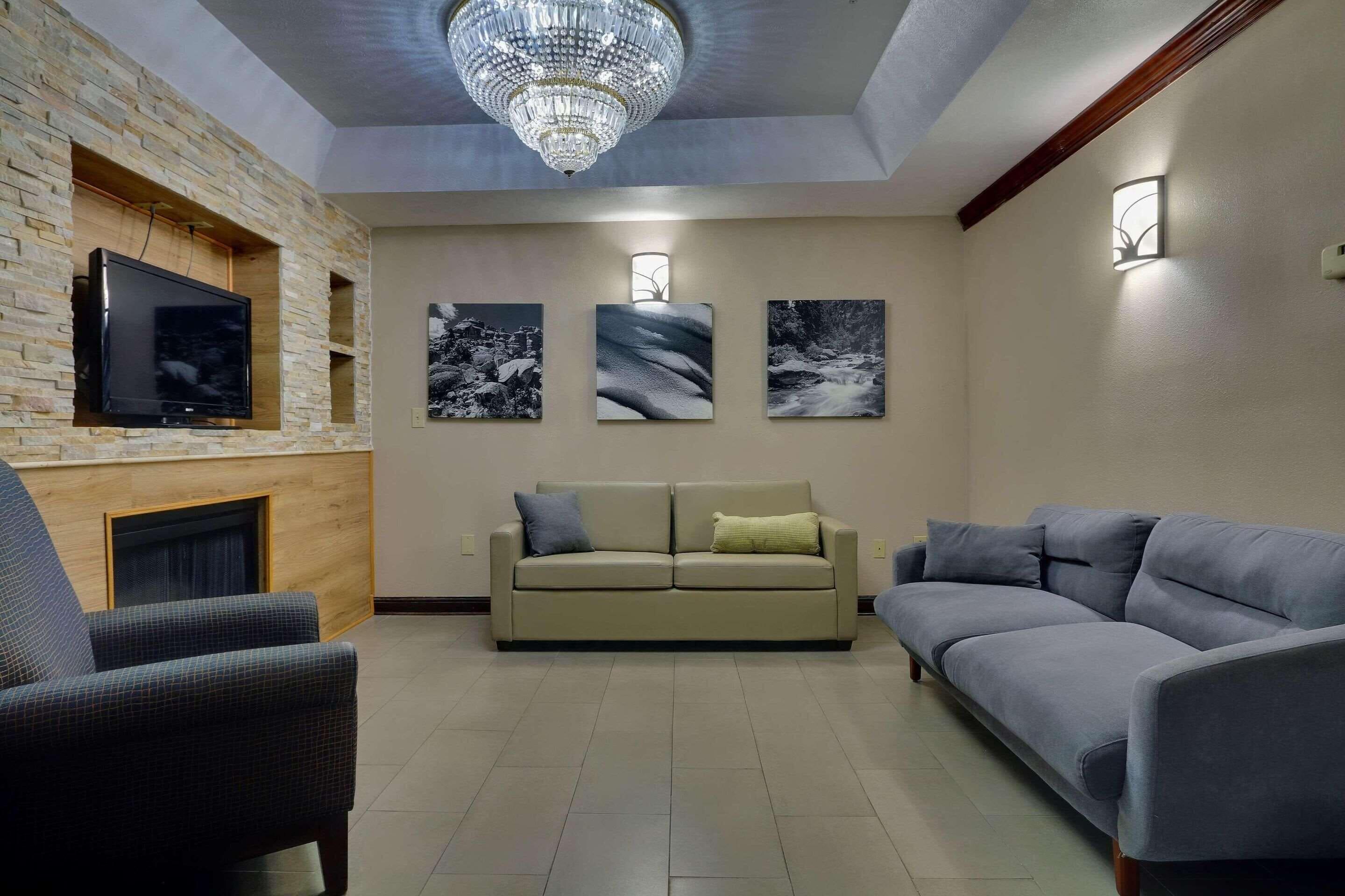 One-Bedroom Queen Suite with Kitchenette - Non-Smoking,1709830931:JPEG